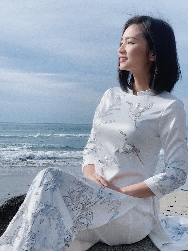 Cô từng viết: “Đứa em gái ăn bát phở ngon liền tag chị vào không quên khoe: ‘Chị ơi Hà Nội hôm nay thời tiết đẹp như mùa thu’. Cô bạn muốn sắm váy mới bèn gọi: ‘Từ điển Hà Nội ơi cho tôi chỗ mua váy đi đám cưới’. Ông chồng về Hà Nội làm việc, độ này lại hay nhắc đến vợ như một vị thần. Nhất định không cần trợ giúp, ông tự vào bếp nấu những món ngon Hà Nội vợ vẫn nấu. Mẹ làm giỗ, bà chụp hình gửi cho con. Con bảo mẹ ơi còn thiếu mấy món này bà hay ăn, mẹ quên à. Hà Nội ơi, bắt đầu nhớ rồi đấy”.