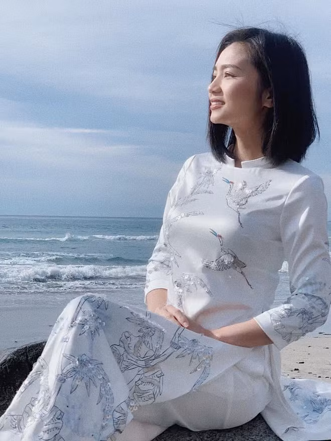 Cô từng viết: “Đứa em gái ăn bát phở ngon liền tag chị vào không quên khoe: ‘Chị ơi Hà Nội hôm nay thời tiết đẹp như mùa thu’. Cô bạn muốn sắm váy mới bèn gọi: ‘Từ điển Hà Nội ơi cho tôi chỗ mua váy đi đám cưới’. Ông chồng về Hà Nội làm việc, độ này lại hay nhắc đến vợ như một vị thần. Nhất định không cần trợ giúp, ông tự vào bếp nấu những món ngon Hà Nội vợ vẫn nấu. Mẹ làm giỗ, bà chụp hình gửi cho con. Con bảo mẹ ơi còn thiếu mấy món này bà hay ăn, mẹ quên à. Hà Nội ơi, bắt đầu nhớ rồi đấy”.