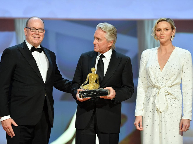 Gia đình Hoàng tử Albert II có mối quan hệ gắn bó với nhiều nhân vật trong giới giải trí. Cha của Hoàng tử Albert, Hoàng tử Rainier III, đã tổ chức Liên hoan Truyền hình Monte-Carlo. Gia đình hoàng tộc giàu có Monaco thường xuyên tài trợ cho các sự kiện giải trí hàng đầu thế giới. Ảnh: Getty.