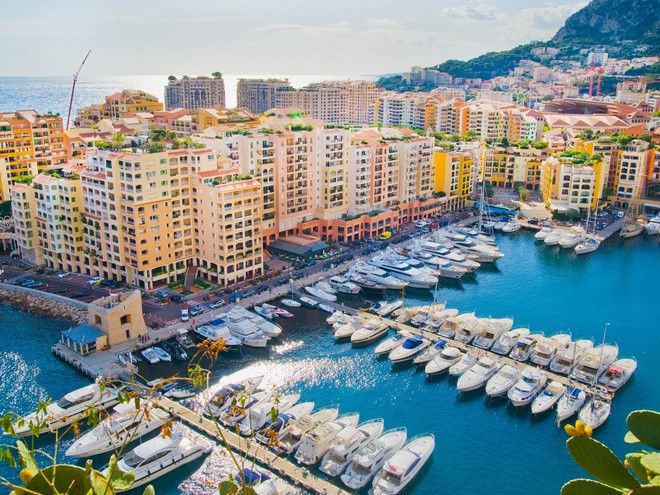 Monaco là một nước nhỏ bé với diện tích 1,98 km² và dân số hơn 36.000 người. Tuy nhiên, đây cũng là một trong những quốc gia giàu có nhất thế giới với 32% dân số là triệu phú. Được biết đến như một "Sân chơi của tỷ phú", Monaco nổi tiếng với các sòng bạc, biệt thự sang trọng và sự kiện giải trí hàng đầu thế giới như Triển lãm Du thuyền Monaco và Giải đua xe Grand Prix. Ảnh: Getty.