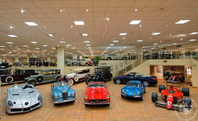 Gara ô tô trong cung điện hoàng gia gồm nhiều mẫu xe cổ quý hiếm. Bộ sưu tập này được ước tính lên tới hàng chục triệu USD. Ảnh: autoexpress.