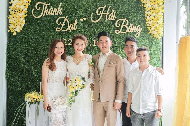 Hải Băng - thành viên gia nhập Mây Trắng năm 2006 - cũng được chú ý bởi chuyện tình cảm. Trước khi chính thức kết hôn, cô có chuyện tình đẹp với ca sĩ Tiến Dũng The Men. Nữ ca sĩ sinh năm 1988 đính hôn cùng diễn viên Thành Đạt - chồng cũ Diệp Bảo Ngọc - hồi tháng 7/2016.