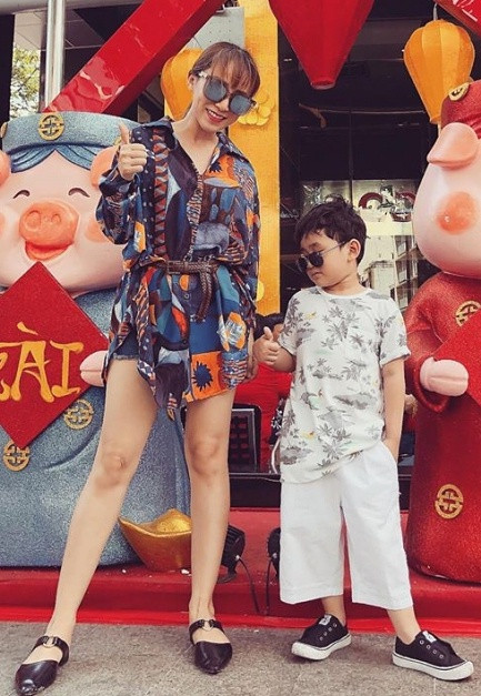 Hơn 6 năm nay, Ngọc Châu nuôi con một mình, nhiều lúc khó khăn, cô phải bán trái cây để lo cho con trai. Để duy trì cuộc sống ấm no cho con, cô miệt mài hoạt động nghệ thuật. Hiện tại, dù con trai ngày càng lớn, ca sĩ sinh năm 1983 được khen "lão hóa ngược" với hình ảnh trẻ trung ở tuổi 37.