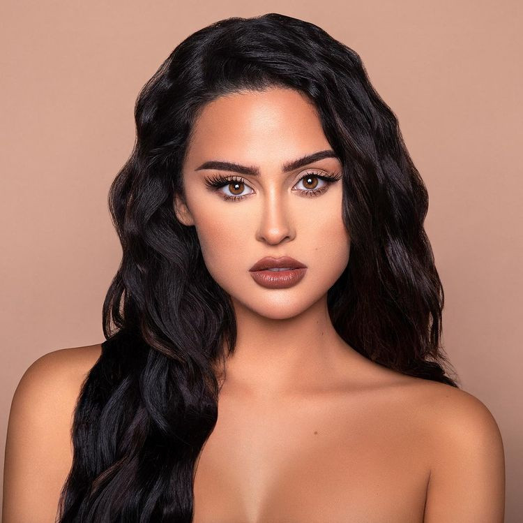 Theo Refinery 29, Dominique từng có nhiều năm làm việc trong lĩnh vực bảo hiểm y tế trước khi gặt hái thành công lớn với ngành làm đẹp. Beauty blogger nói với Insider cô không theo học các khóa đào tạo trang điểm chuyên nghiệp, mà tự mày mò từ khi còn đi học. Năm 2009, một lần được bạn gợi ý đăng video tự trang điểm lên mạng, cô bất ngờ khi được nhiều người chú ý, rồi dần lấn sân sang công việc này toàn thời gian. "Tôi hạnh phúc khi giúp mọi người trở nên xinh đẹp, tự tin", Dominique bày tỏ.