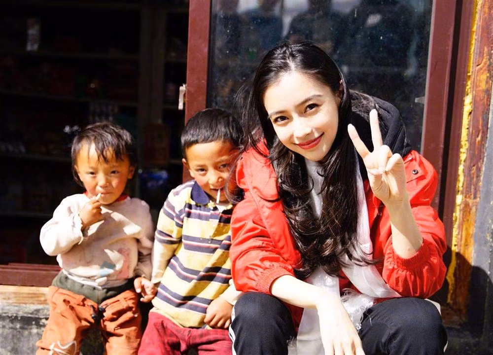 Ro ri hinh anh Angela Baby di tiep ruou khi la mau vo danh-Hinh-5