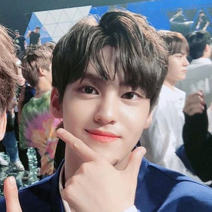 - Mình chỉ ước một ngày nào đó idol của mình xóa cái ứng dụng đó ra khỏi máy. Lần nào anh ấy đăng ảnh 'sống ảo' lên mình cũng không nhịn được cười. - Ta nói cái bản mặt để đủ 8 chén chè như tôi mới phải dùng Ulike, chứ mấy người nổi tiếng mặt bé xíu xong còn dùng ứng dụng này nữa thật sự phí phạm nét đẹp của tạo hoá.