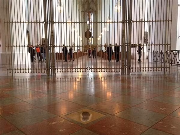 Những dấu chân bị đồn của quỷ dữ trên khắp thế giới ảnh 2