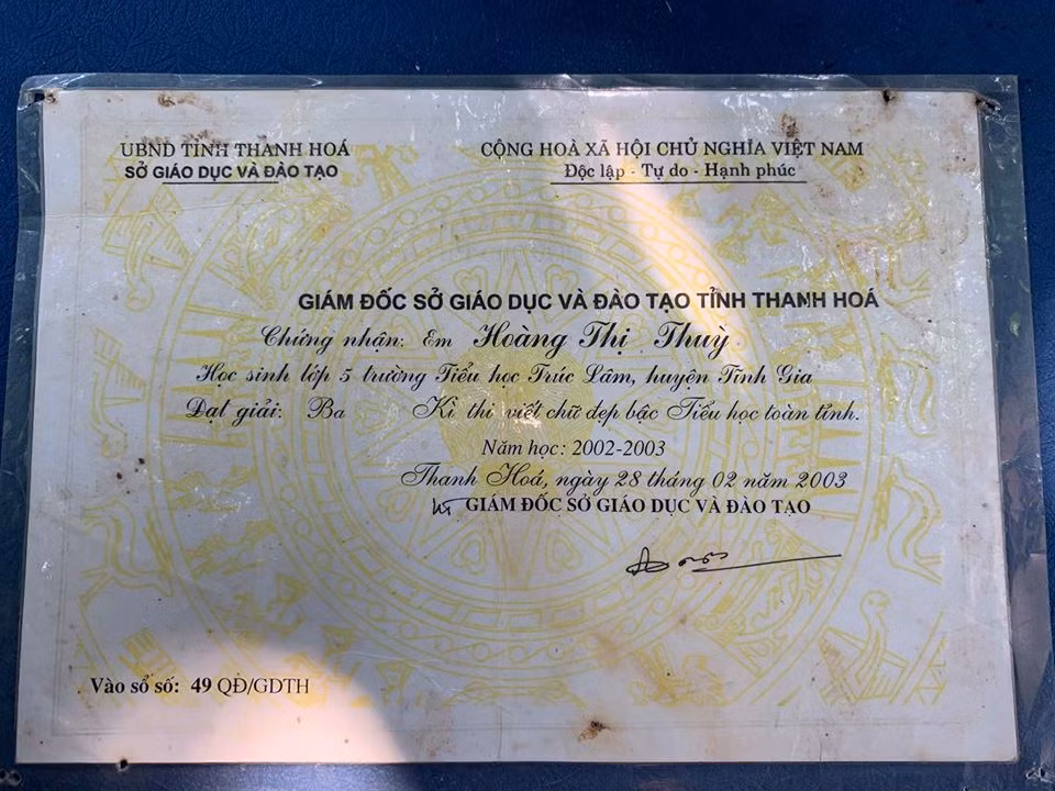 Thanh tich hoc tap xen lan tuoi tho du doi cua A hau Hoang Thuy