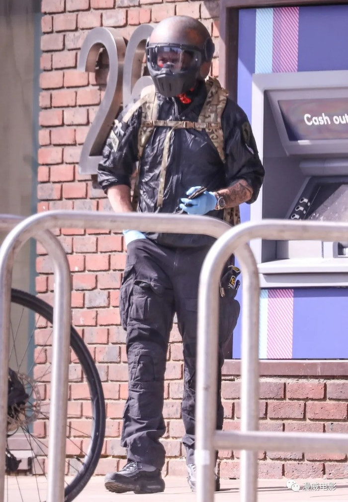 Bat cuoi vi cach nam dien vien Tom Hardy di cho mua dich-Hinh-2