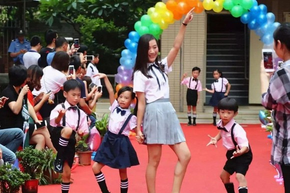 Nu giao vien gay bat binh cho phu huynh vi an mac phan cam-Hinh-2