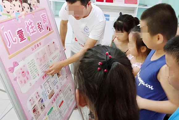 Nu giao vien gay bat binh cho phu huynh vi an mac phan cam-Hinh-3