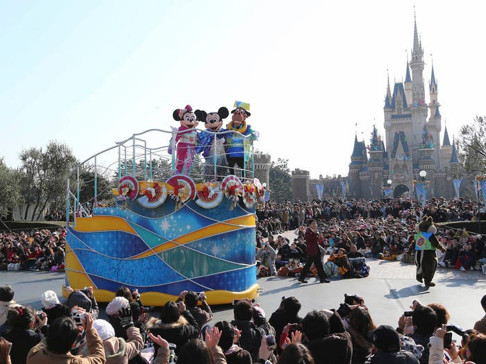 Khu vui chơi giải trí Disneyland ở thủ đô Tokyo ngưng đón khách cho đến 16/3. Ảnh: AP.
