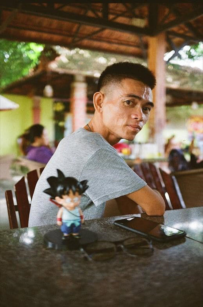 Chang trai chan bo lan dau khoe anh nguoi yeu