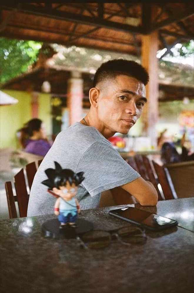 Chang trai chan bo lan dau khoe anh nguoi yeu