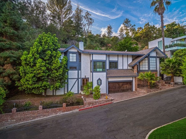 Điều khó tin trong núi tiền 700 tỷ đồng và bí ẩn dưới bể bơi - Hình 3 Dieu kho tin trong nui tien 700 ty dong va bi an duoi be boi-Hinh-3