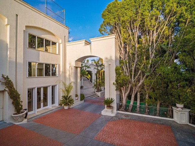 Điều khó tin trong núi tiền 700 tỷ đồng và bí ẩn dưới bể bơi - Hình 7 Dieu kho tin trong nui tien 700 ty dong va bi an duoi be boi-Hinh-7