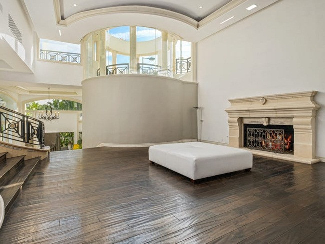 Điều khó tin trong núi tiền 700 tỷ đồng và bí ẩn dưới bể bơi - Hình 5 Dieu kho tin trong nui tien 700 ty dong va bi an duoi be boi-Hinh-5