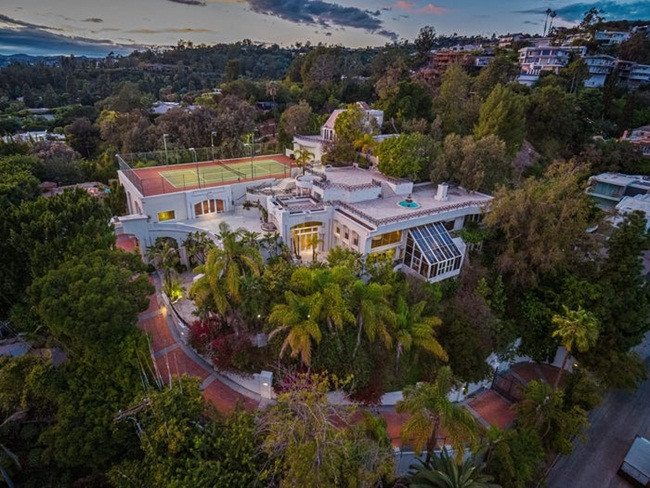 Điều khó tin trong núi tiền 700 tỷ đồng và bí ẩn dưới bể bơi Dieu kho tin trong nui tien 700 ty dong va bi an duoi be boi