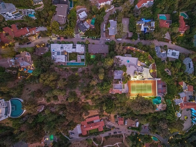 Điều khó tin trong núi tiền 700 tỷ đồng và bí ẩn dưới bể bơi - Hình 2 Dieu kho tin trong nui tien 700 ty dong va bi an duoi be boi-Hinh-2