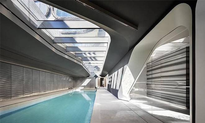 Một số tiện ích nổi bật bên trong tòa nhà là hồ bơi, trung tâm thể dục, các phòng xông hơi và phòng chiếu phim.