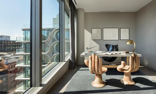 Phòng làm việc nhỏ gọn, được bài trí tinh tế với những nội thất độc đáo, lạ mắt.