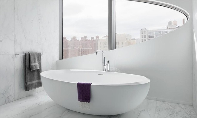 Phòng tắm chính được lát đá cẩm thạch và được trang bị đầy đủ tiện nghi cao cấp để trông giống một khu spa sang trọng.