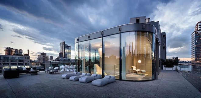 Sân thượng rộng hơn 185 m2 là địa điểm lý tưởng để tận hưởng những phút giây thư thái cùng gia đình, bạn bè.