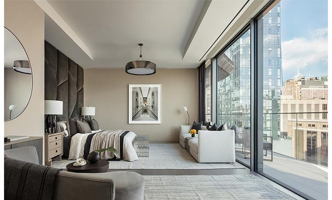 Phòng ngủ chính thoáng đãng, rộng rãi, mang các gam màu be và ghi trang nhã. Ban công có ghế ngồi để gia chủ thư giãn và ngắm cảnh.