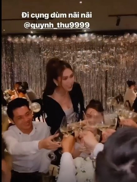 Fan ta hoa khi Ngoc Trinh dung tu bay ba de chuc sinh nhat