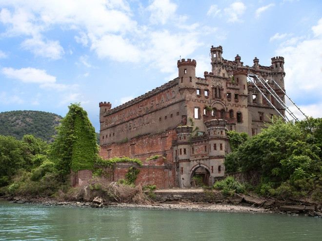  Lâu đài Bannerman (New York, Mỹ): Nằm cách thành phố New York gần 100 km về phía bắc, lâu đài này nằm trên khu đất rộng 2,6 hecta. Lâu đài Bannerman được xây dựng bởi nhà buôn vũ khí người Scotland Francis Bannerman vào năm 1901 để làm nơi cất giữ hàng hóa, gồm súng và đạn dược. Sau khi Bannerman qua đời, năm 1920, một vụ nổ từ kho đạn dược đã phá hủy gần như hoàn toàn lâu đài. Từ những năm 1950, lâu đài này bị bỏ hoang và hiện mở cửa cho khách du lịch tham quan. Ảnh: Shutterstock.