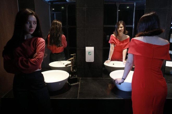 Chia sẻ với Zing, Kim Oanh cho biết: "Tôi biết trước vai diễn của mình trong phim lần này sẽ bị ghét. Và bản thân cũng đã chuẩn bị trước tinh thần để đón nhận phản ứng từ phía công chúng. Từ trước đến nay, tôi toàn đóng vai phản diện và việc bị ghét là đương nhiên. Bởi vậy, tôi không quan tâm nhiều đến việc khán giả ghét hay không".