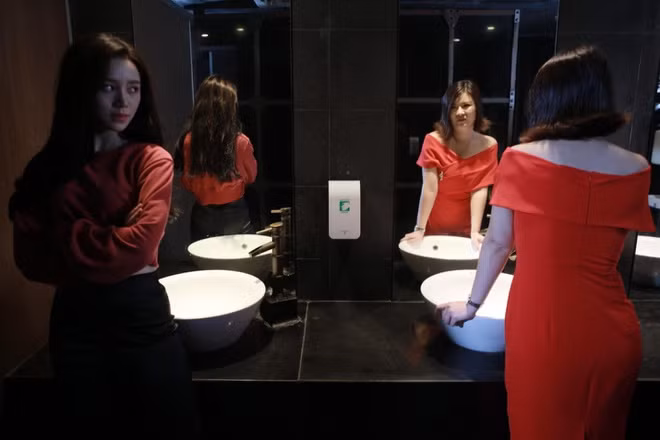 Chia sẻ với Zing, Kim Oanh cho biết: "Tôi biết trước vai diễn của mình trong phim lần này sẽ bị ghét. Và bản thân cũng đã chuẩn bị trước tinh thần để đón nhận phản ứng từ phía công chúng. Từ trước đến nay, tôi toàn đóng vai phản diện và việc bị ghét là đương nhiên. Bởi vậy, tôi không quan tâm nhiều đến việc khán giả ghét hay không".