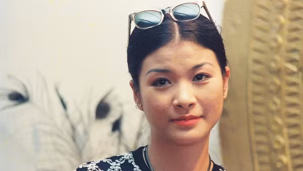 Những ngọn nến trong đêm là bộ phim truyền hình mang lại tên tuổi cho Kim Oanh trên con đường nghệ thuật. Trong phim, cô vào vai Minh Tuyết - ca sĩ trong đoàn nghệ thuật nơi Trúc (Mai Thu Huyền) làm việc. Khi thấy Trúc liên tục gặt hái được thành công, Tuyết căm ghét và tìm cách hãm hại. Cô lên kế hoạch mồi chài Văn (Bá Anh) ngoại tình, rủ anh dùng ma túy, dần tìm cách đẩy Văn xa rời Trúc.