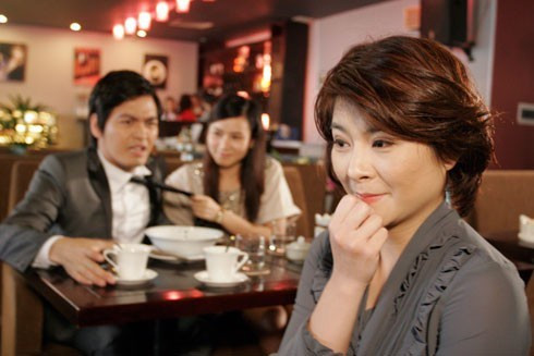 Năm 2012, nghệ sĩ Kim Oanh góp mặt trong phim truyền hình Cầu vồng tình yêu cùng dàn diễn viên như Hồng Đăng, Hồng Diễm, Diệu Hương... Với vai bà cô Hoàng Trung, diễn viên sinh năm 1975 tiếp tục phát huy hết sở trường của mình bằng lối diễn cá tính, sắc sảo.