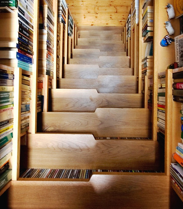 Cầu thang kết hợp giá sách.