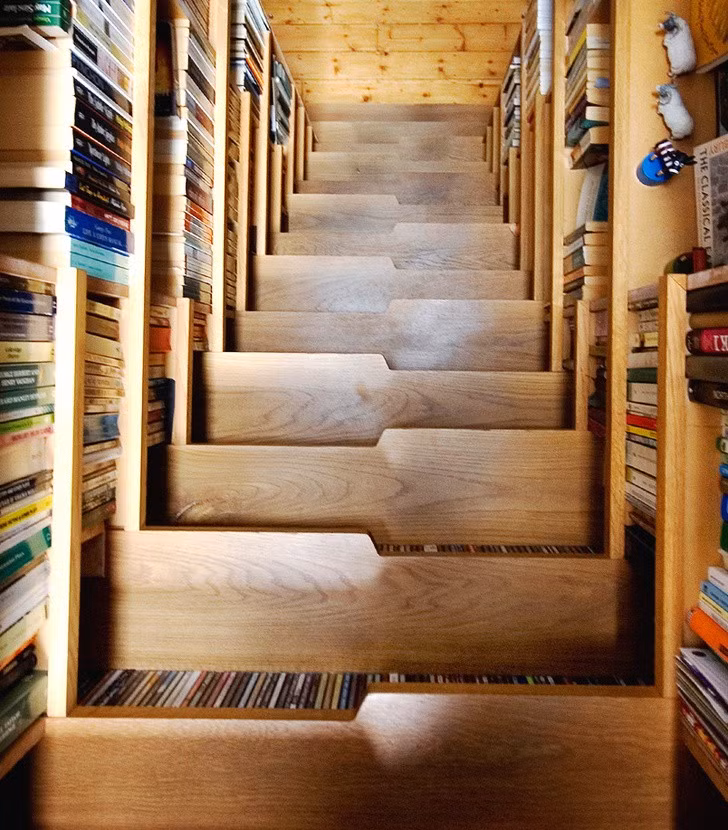 Cầu thang kết hợp giá sách.
