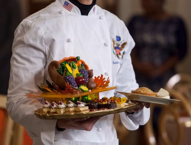 br/> Đầu bếp Nhà Trắng chủ yếu được thuê để phục vụ gia đình tổng thống. Tuy nhiên, các phó tổng thống cũng có thể tận hưởng đặc quyền dùng bữa tại Nhà Trắng khi đang trong nhiệm kỳ.