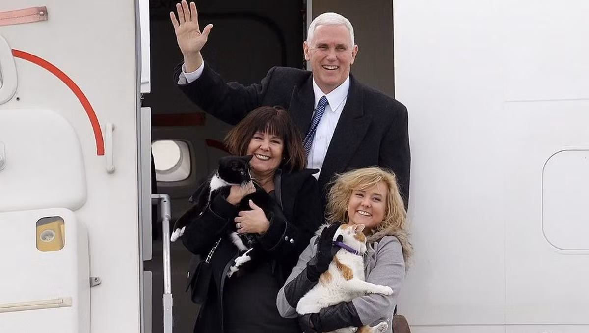 Trong khi tổng thống sử dụng chiếc máy bay Boeing 747, còn gọi là Air Force One, các phó tổng thống thường di chuyển bằng chiếc Boeing 757, được biết đến với tên gọi Air Force Two. Theo một báo cáo của Quốc hội về việc đi lại của tổng thống, cả tổng thống và phó tổng thống đều được chính phủ tài trợ đi lại trong thời gian công tác chính thức. Thực phẩm, chỗ ở, tiền thuê xe hơi và các chi phí phát sinh khác đều do chính phủ chi trả. Tuy nhiên vợ/chồng của phó tổng thống chỉ được sử dụng máy bay quân sự khi họ đi cùng với phó tổng thống, hoặc khi người đó “được chỉ định làm đại diện của phó tổng thống tham dự một sự kiện đặc biệt”, báo cáo nêu rõ.