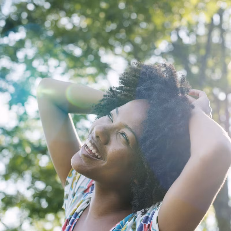  Đi ra ngoài: Bắt đầu cảm thấy hụt hẫng? Hãy đi ra ngoài để tắm nắng. Nghiên cứu cho thấy những người thiếu vitamin D có nhiều khả năng bị trầm cảm, lo lắng và mệt mỏi. Bước ra ánh nắng mặt trời 20 đến 25 phút để làm nhẹ tâm trạng của bạn một cách tự nhiên.