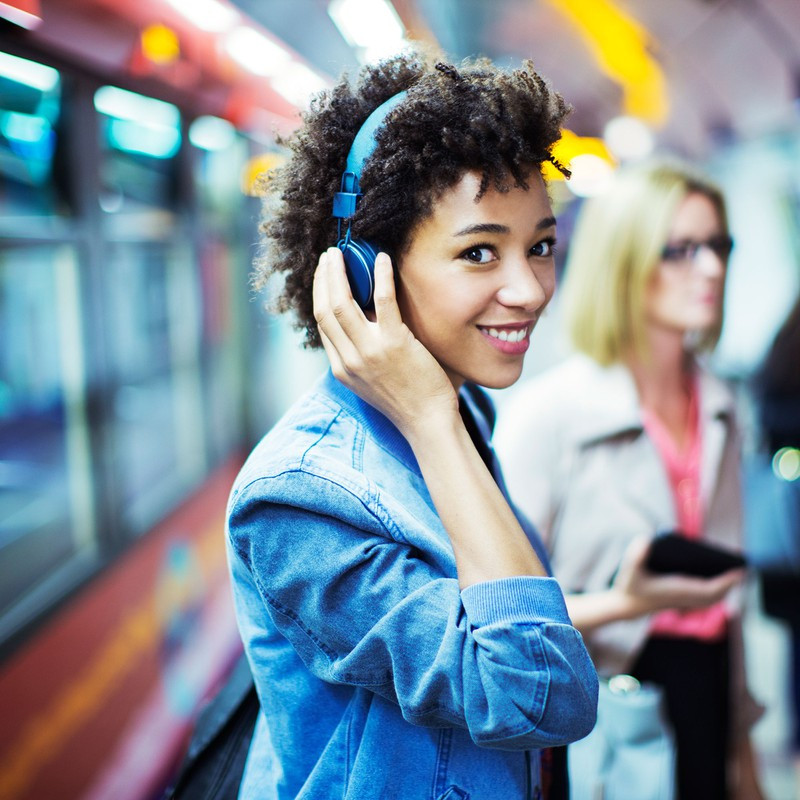  Nghe nhạc.... và hát theo: Bạn đã bao giờ nghe một bài hát qua radio mà cảm thấy phấn chấn lạ thường chưa? Hay bạn đã bật một đĩa CD cũ chỉ để cảm nhận được những ký ức hạnh phúc cũ ùa về? Đó là do âm nhạc có yếu tố cải thiện tâm trạng. Bạn cũng có thể tạo ra niềm vui bằng cách hát.