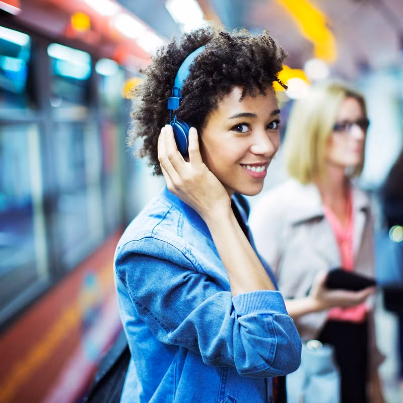  Nghe nhạc.... và hát theo: Bạn đã bao giờ nghe một bài hát qua radio mà cảm thấy phấn chấn lạ thường chưa? Hay bạn đã bật một đĩa CD cũ chỉ để cảm nhận được những ký ức hạnh phúc cũ ùa về? Đó là do âm nhạc có yếu tố cải thiện tâm trạng. Bạn cũng có thể tạo ra niềm vui bằng cách hát.