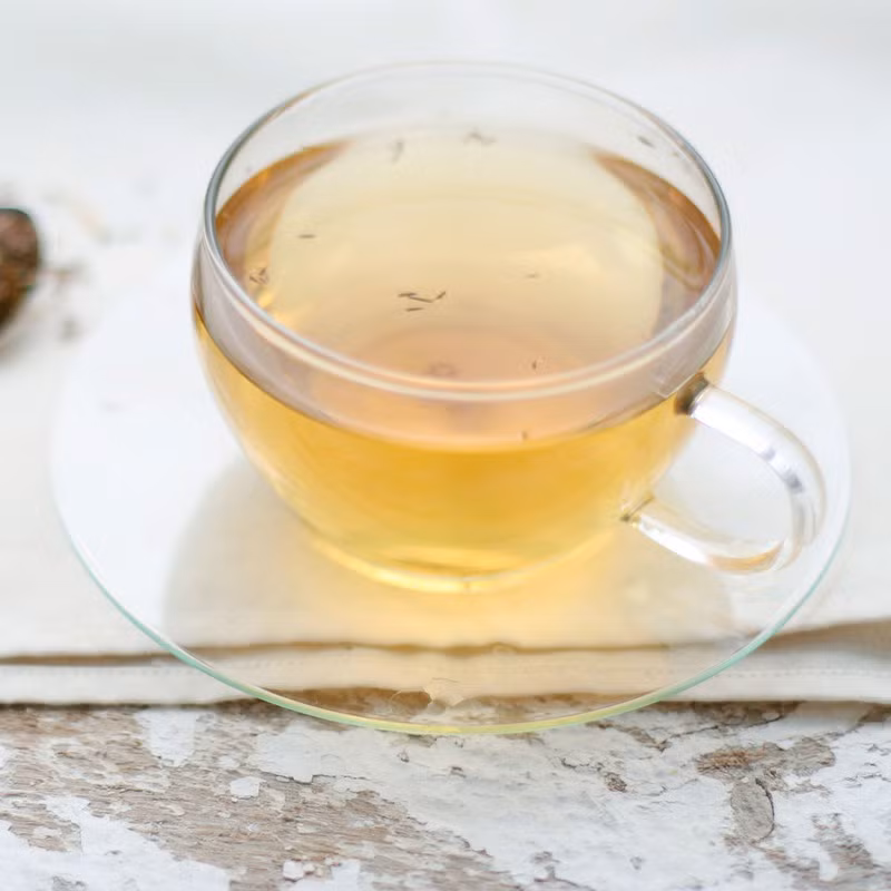  Nhâm nhi một ly trà xanh: Trà xanh đã được chứng minh về các lợi ích sức khỏe. Nhờ các polyphenol trong trà xanh giúp giảm cân, giảm nguy cơ mắc bệnh tim, huyết áp cao, một số bệnh ung thư và loãng xương. Trà xanh cũng được chứng minh là làm giảm mức độ căng thẳng.