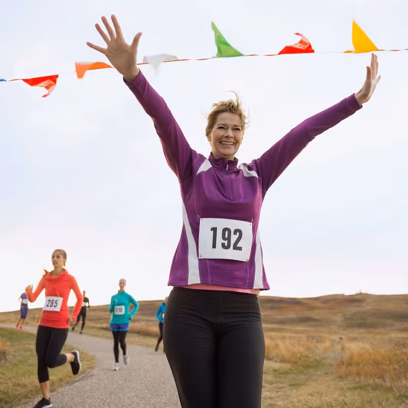  Tập thể dục: Các nghiên cứu chỉ ra rằng, tập thể dục có thể giúp giảm bớt các triệu chứng trầm cảm. Bất kỳ hoạt động thể chất nào cũng đều giúp tâm trạng của bạn tốt hơn từ việc chạy bộ, đạp xe trong nhà, yoga, nhảy múa… miễn là bạn đổ mồ hôi. 