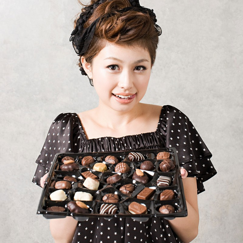  Ăn sô cô la: Sô cô la chứa tryptophan, giúp tăng sản xuất serotonin trong não, làm tâm trạng tốt hơn. Điều này cũng đúng với các thực phẩm khác có chứa tryptophan, như thịt gia cầm và trứng.