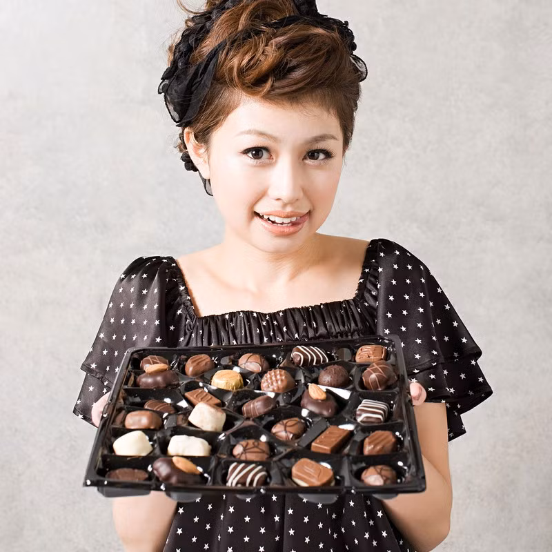  Ăn sô cô la: Sô cô la chứa tryptophan, giúp tăng sản xuất serotonin trong não, làm tâm trạng tốt hơn. Điều này cũng đúng với các thực phẩm khác có chứa tryptophan, như thịt gia cầm và trứng.