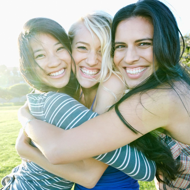  Kết nối với mọi người: Đặt điện thoại xuống và rời màn hình máy tính. Nếu bạn muốn cảm thấy tốt hơn, hãy đến với bạn bè hoặc người thân để được giải tỏa. Một nghiên cứu từ Đại học Bắc Carolina cho thấy sự kết nối với con người giúp giải phóng những chất hóa học tốt như serotonin, cũng như giảm huyết áp và nhịp tim khiến bạn cảm thấy thư giãn hơn./.