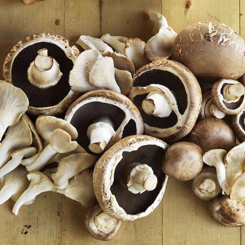  Ăn một số loại nấm: Các loại thực phẩm chứa Vitamin D giúp tăng serotonin trong não, làm tâm trạng bạn tốt hơn. Thật dễ dàng để tăng lượng vitamin D theo cách cho một ít nấm vào món trứng tráng ăn sáng hoặc salad vào bữa trưa. 