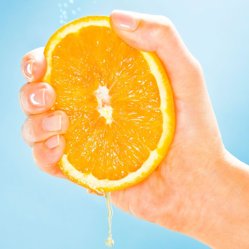  Ngửi mùi cam: Mùi hương cam, chanh và bưởi mang lại phản ứng hóa học tích cực trong não cũng như giúp giảm căng thẳng. Nếu bạn muốn cảm thấy phấn chấn, hãy sử dụng một vài giọt tinh dầu cam quýt vào các thời điểm áp lực. Bạn cũng có thể trộn mùi hương này với hương hoa như hoa nhài để tăng hiệu ứng tích cực.