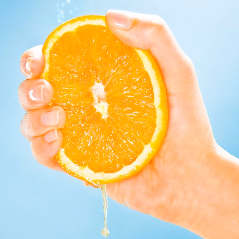  Ngửi mùi cam: Mùi hương cam, chanh và bưởi mang lại phản ứng hóa học tích cực trong não cũng như giúp giảm căng thẳng. Nếu bạn muốn cảm thấy phấn chấn, hãy sử dụng một vài giọt tinh dầu cam quýt vào các thời điểm áp lực. Bạn cũng có thể trộn mùi hương này với hương hoa như hoa nhài để tăng hiệu ứng tích cực. 