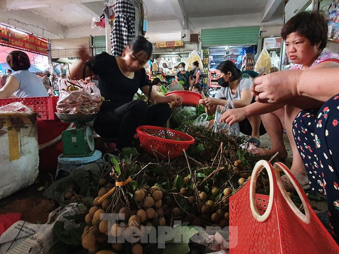 Gặp khó vì dịch COVID -19, nhãn giá rẻ tràn ngập đường phố Thủ đô - Hình 7 Gap kho vi dich COVID -19, nhan gia re tran ngap duong pho Thu do-Hinh-7